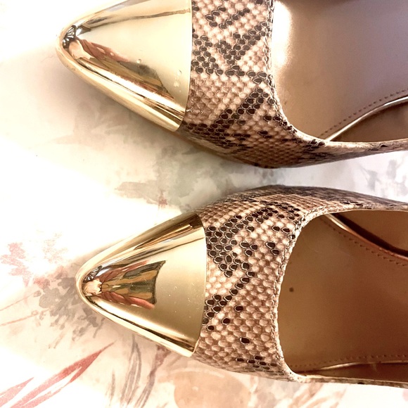 STEVE MADDEN FAUX SNAKESKIN W/GOLD TOE 5”HEELS W 1/2 “ wedge - Picture 2 of 5